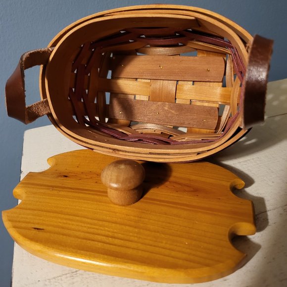 Small Split Reed Woven @ Handle Basket w/Fitted Lid in Red & Natural 4"x6"x3.5" - Picture 2 of 6